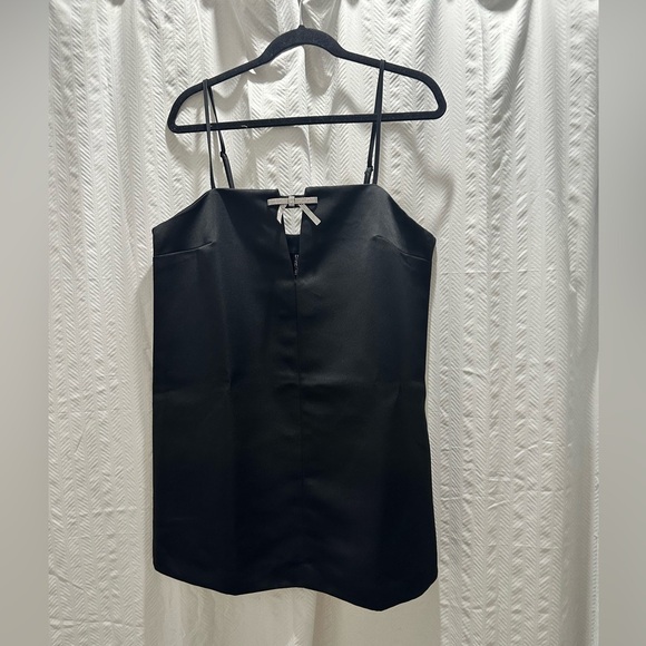 Elegant Black Mini Dress with Bow Detail - Picture 7 of 7